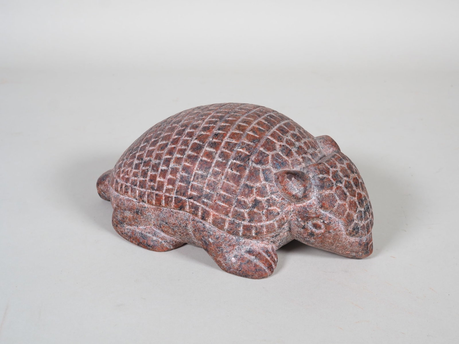 Walter Thumm (1909, Stuttgart - 1992) - Armadillo small sculpture made of natural stone (1 of 3)