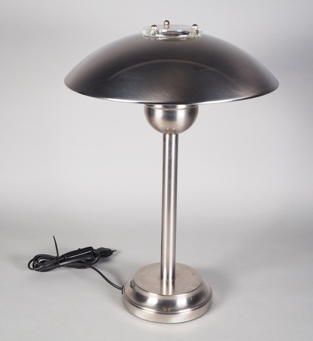 Atrium design lamp in Bauhaus style, 1970s: Atrium design lamp in Bauhaus style, 1970sMade of metal, chrome-plated. Round, profiled base with manufacturer's label, straight, narrow shaft. In the upper section, holder with socket and mushroom-sh