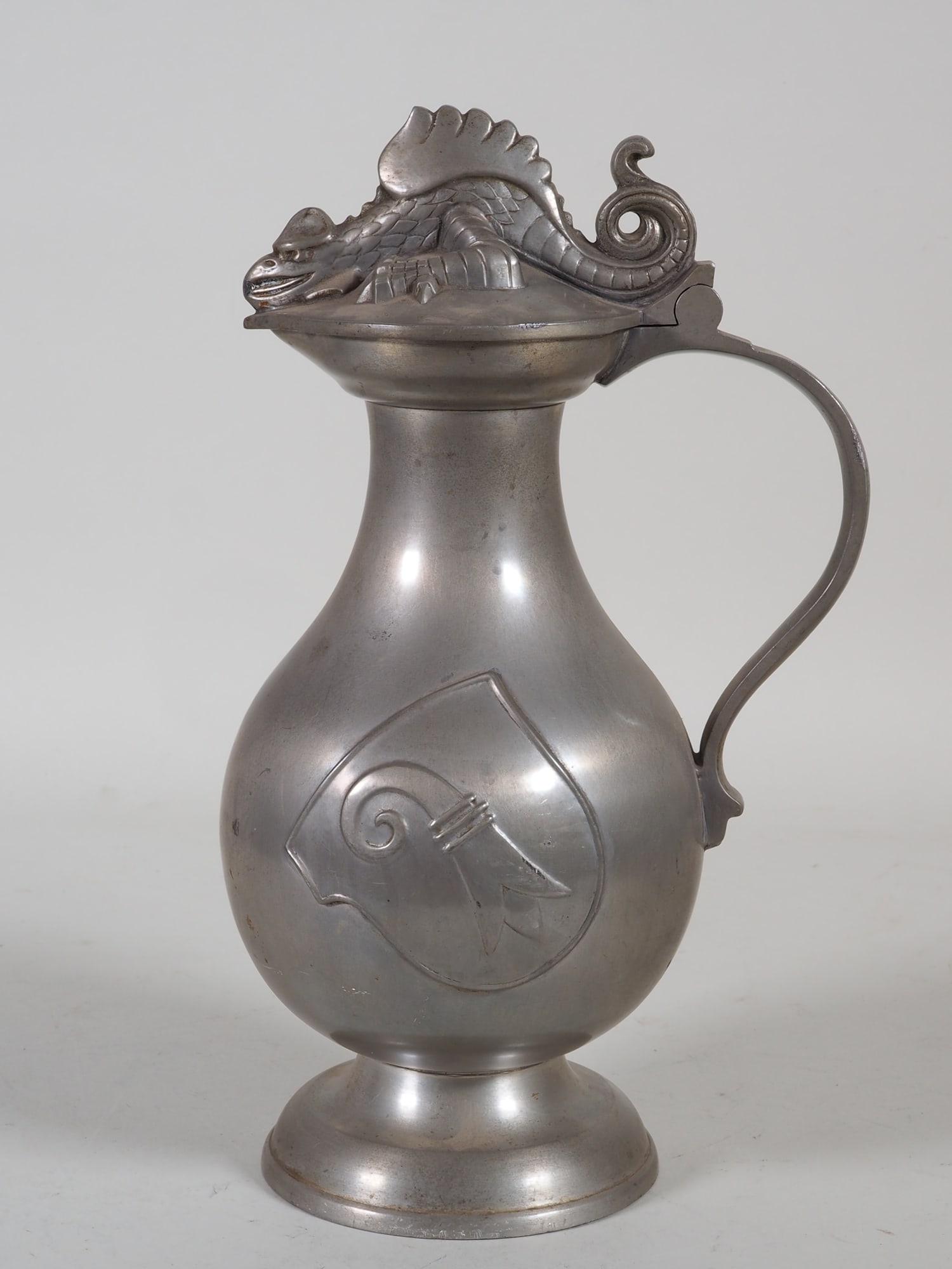 Hans Frei (1868 - 1947), Pewter jug with dragon lid and Basel city coat of arms, Art Deco, 1936 (1 of 5)