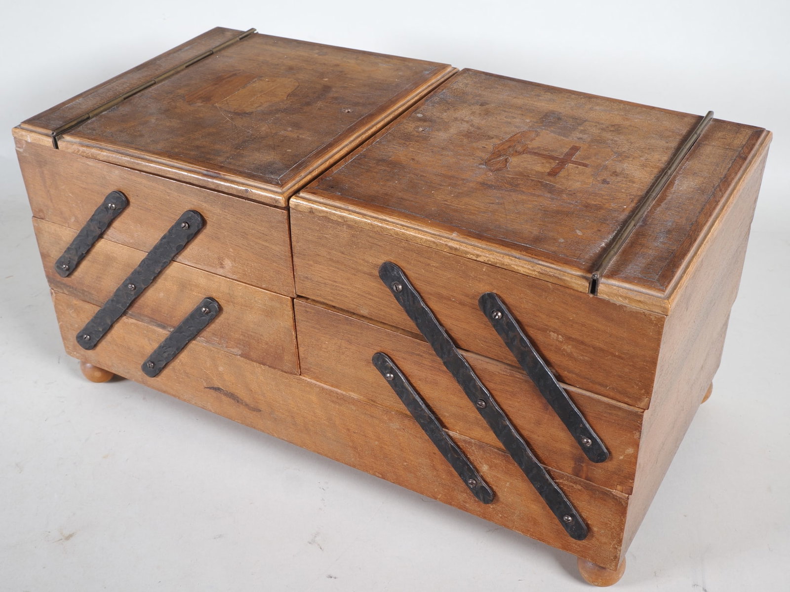 Ulmer sewing box from around 1920 with contents (1 of 3)