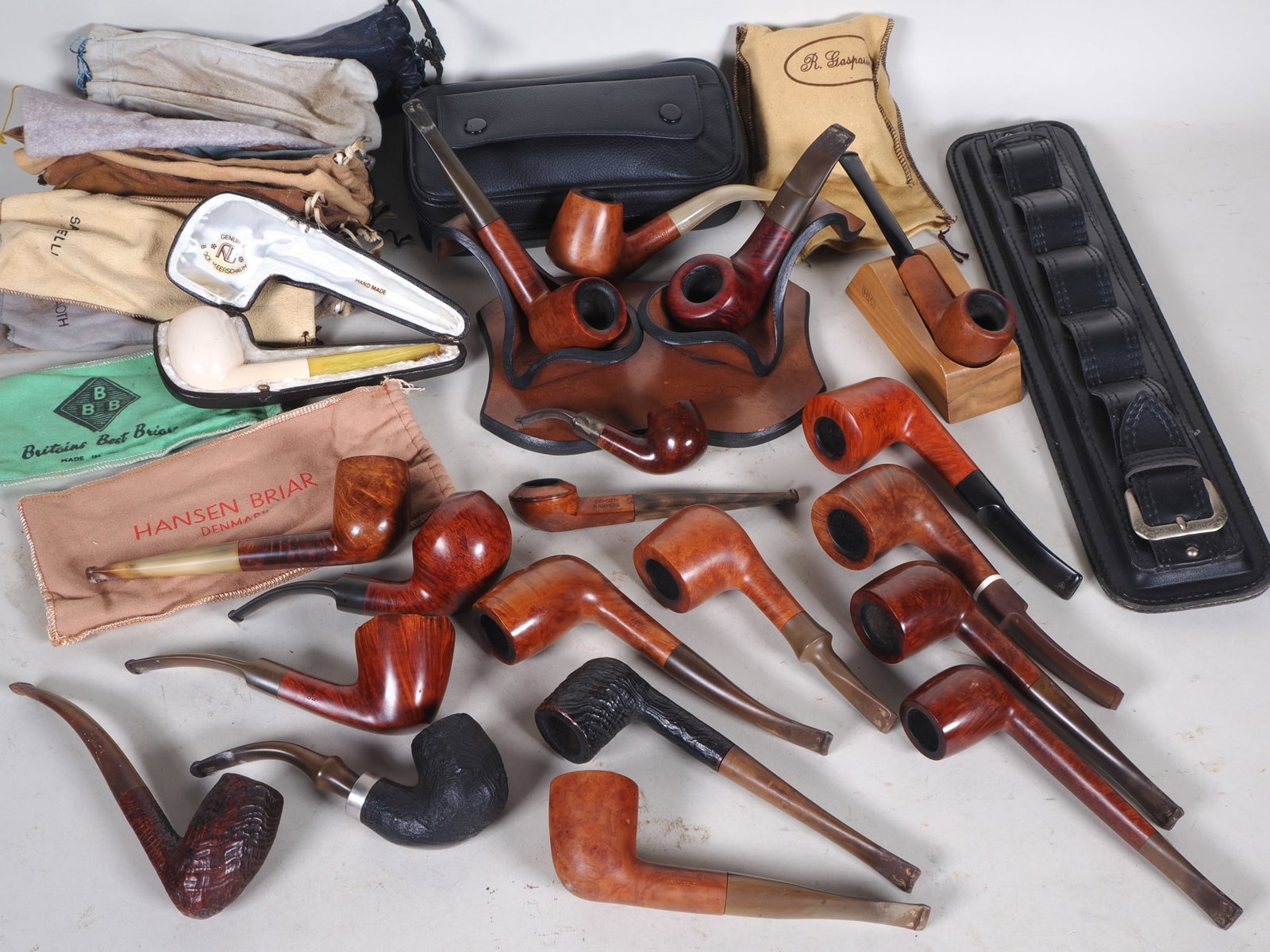 Large collection of high-quality tobacco pipes made from precious woods (1 of 4)