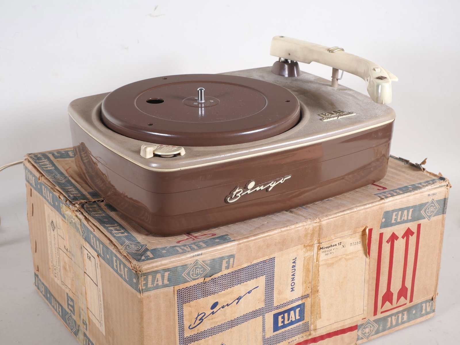 Elac Miraphon 12 in original packaging, 1958-59: Elac Miraphon 12 in original packaging, 1958-59in original packaging. ELAC - Electroacustic GmbH from Kiel. 110/220 V. Functionality not tested. Box size 35 x 28 x 17 cm.