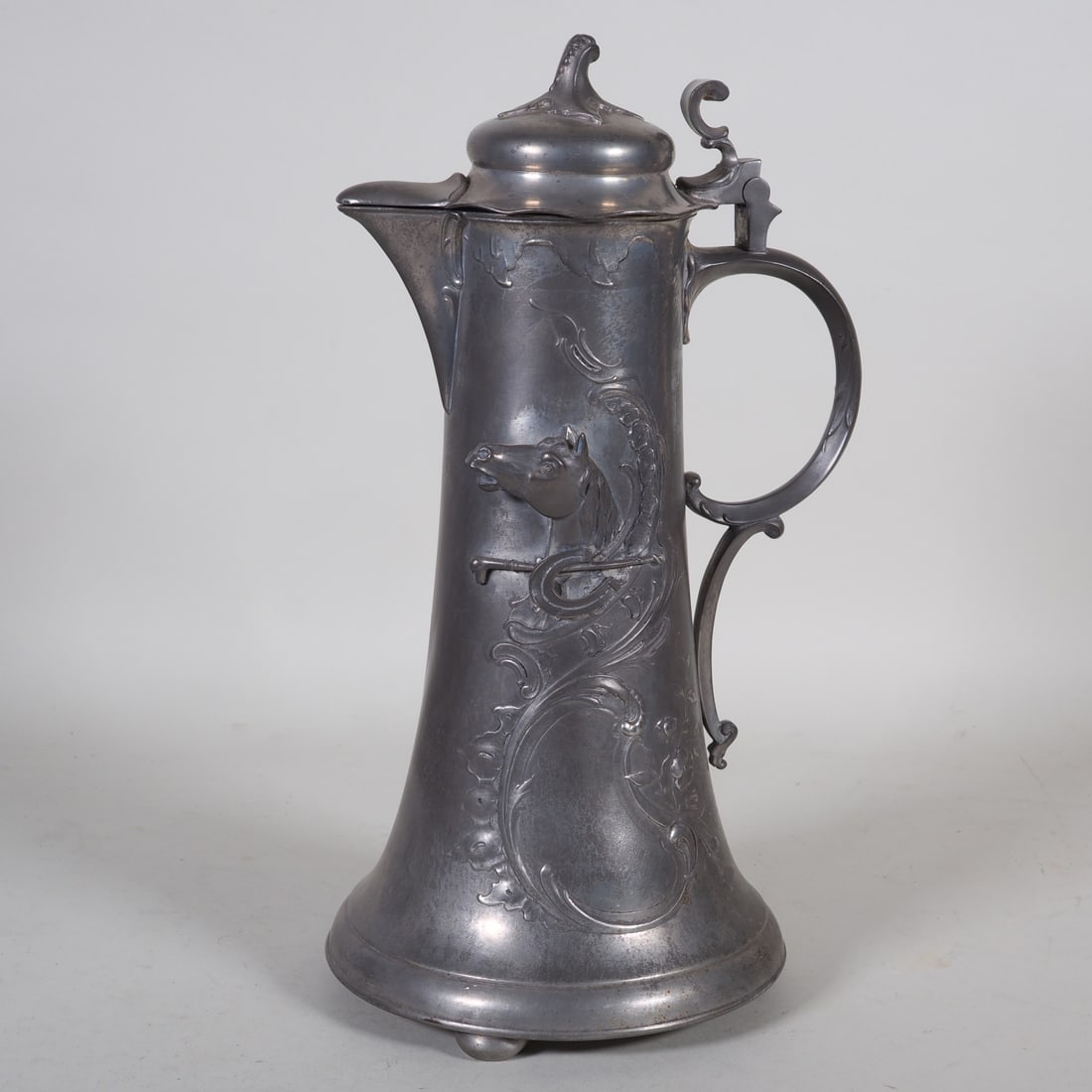 Pitcher with equestrian emblems by Kayserzinn, Art Nouveau, 1896: Pitcher with equestrian emblems by Kayserzinn, Art Nouveau, 1896This jug from the Cologne pewterware factory Kayserzinn with the number 4059 from the late 19th century is characterised by its slender
