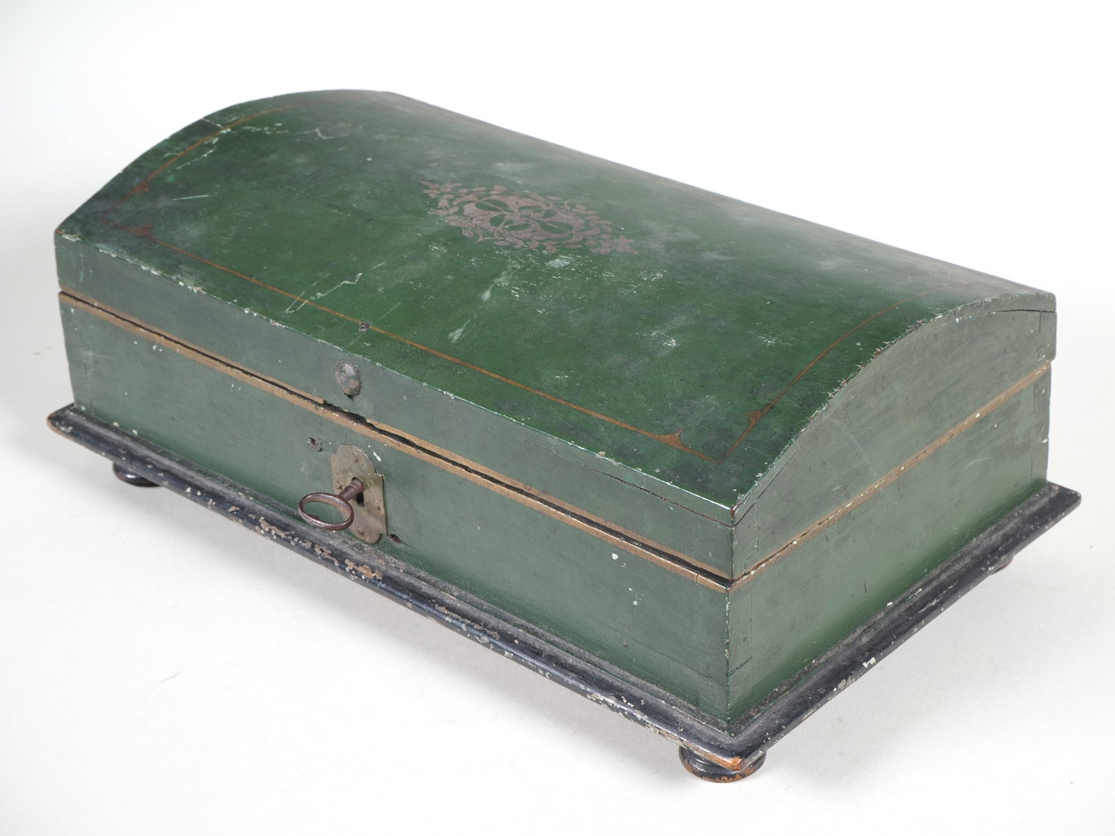 Baroque casket, c. late 18th century: Baroque casket, c. late 18th centuryin the form of a chest with a rounded arched lid and lockable with the original key; the base is moulded with typical turned feet; painted green on the outside and