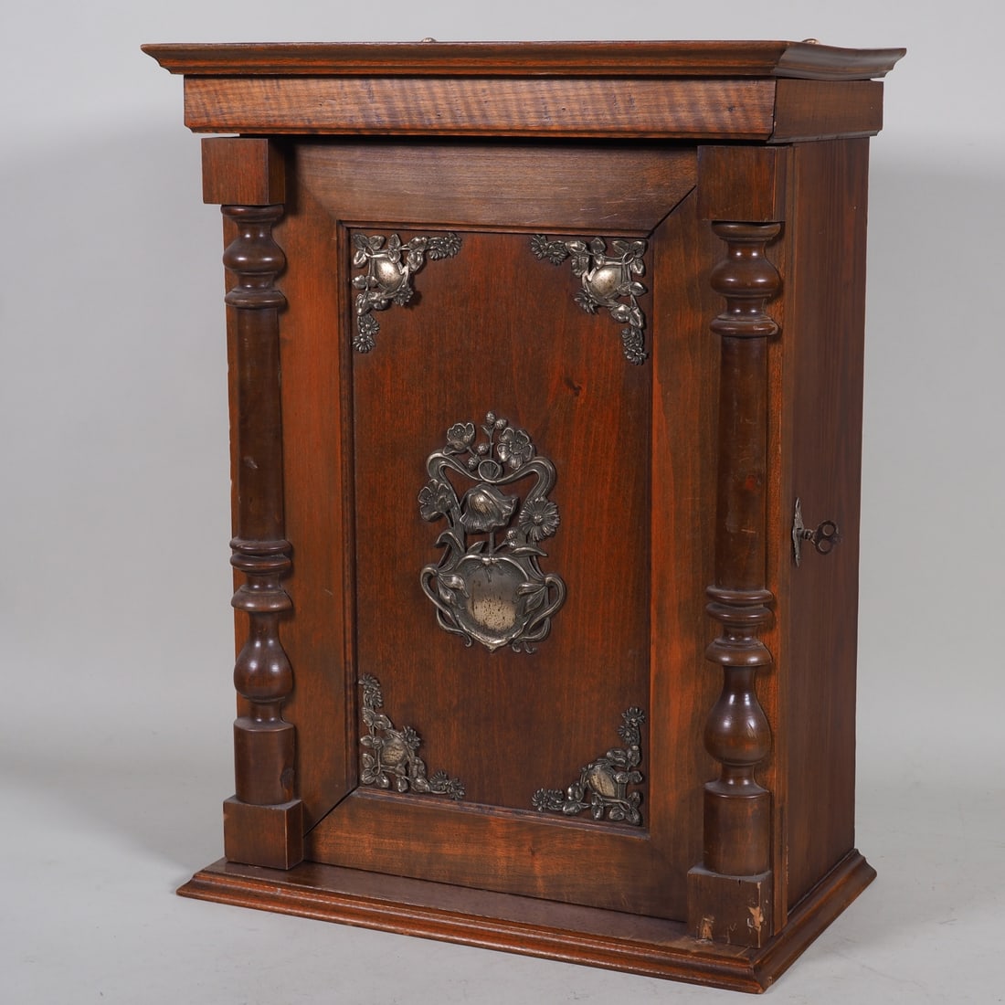 Pharmacy cabinet around 1890 (1 of 3)