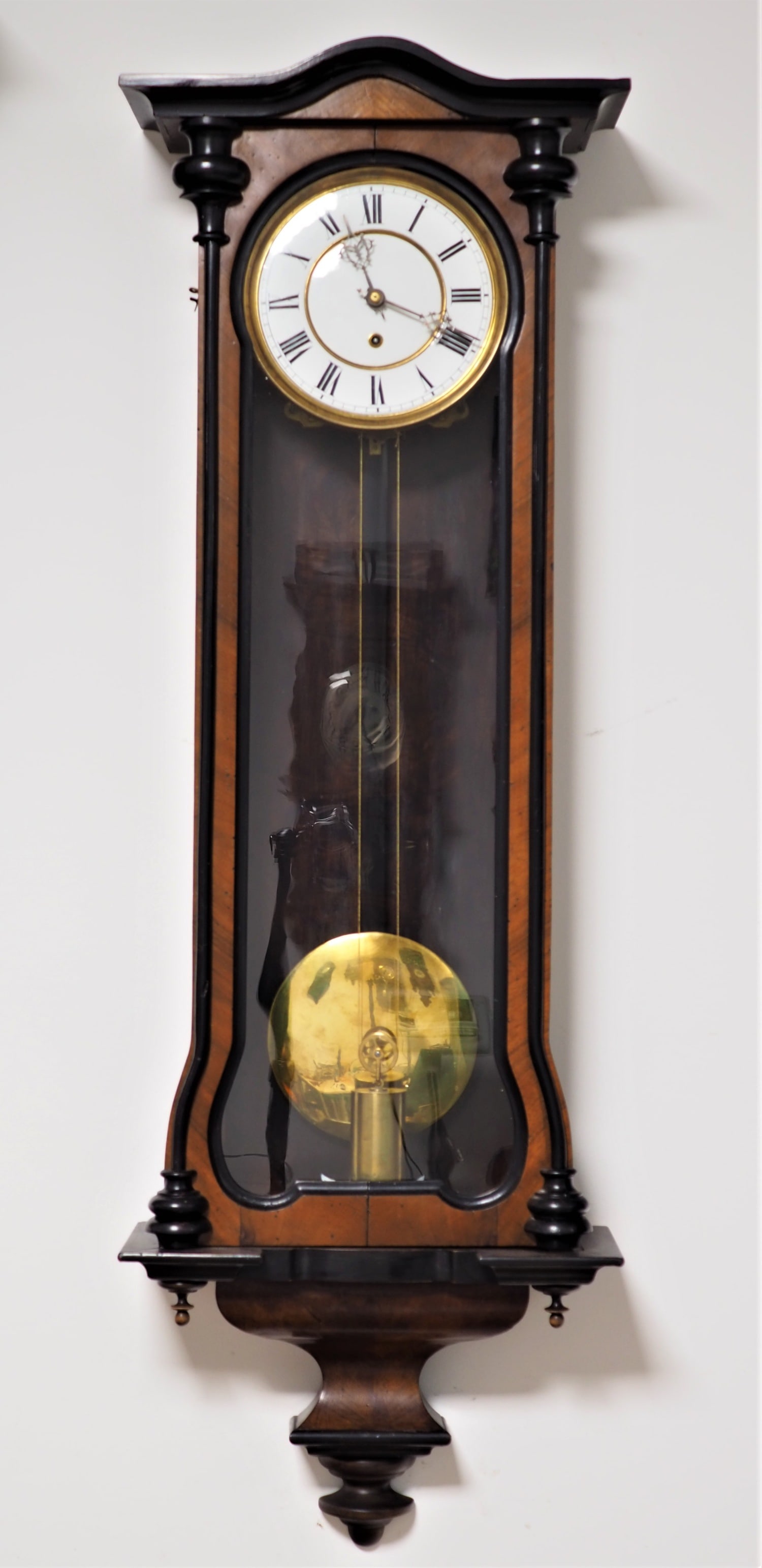 Lenzkirch regulator, around 1880: Lenzkirch regulator, around 1880Long case in the front with door, this curved worked, with applied pilasters and turned finishes. Case made of softwood and veneered with walnut. Partly blackened, in