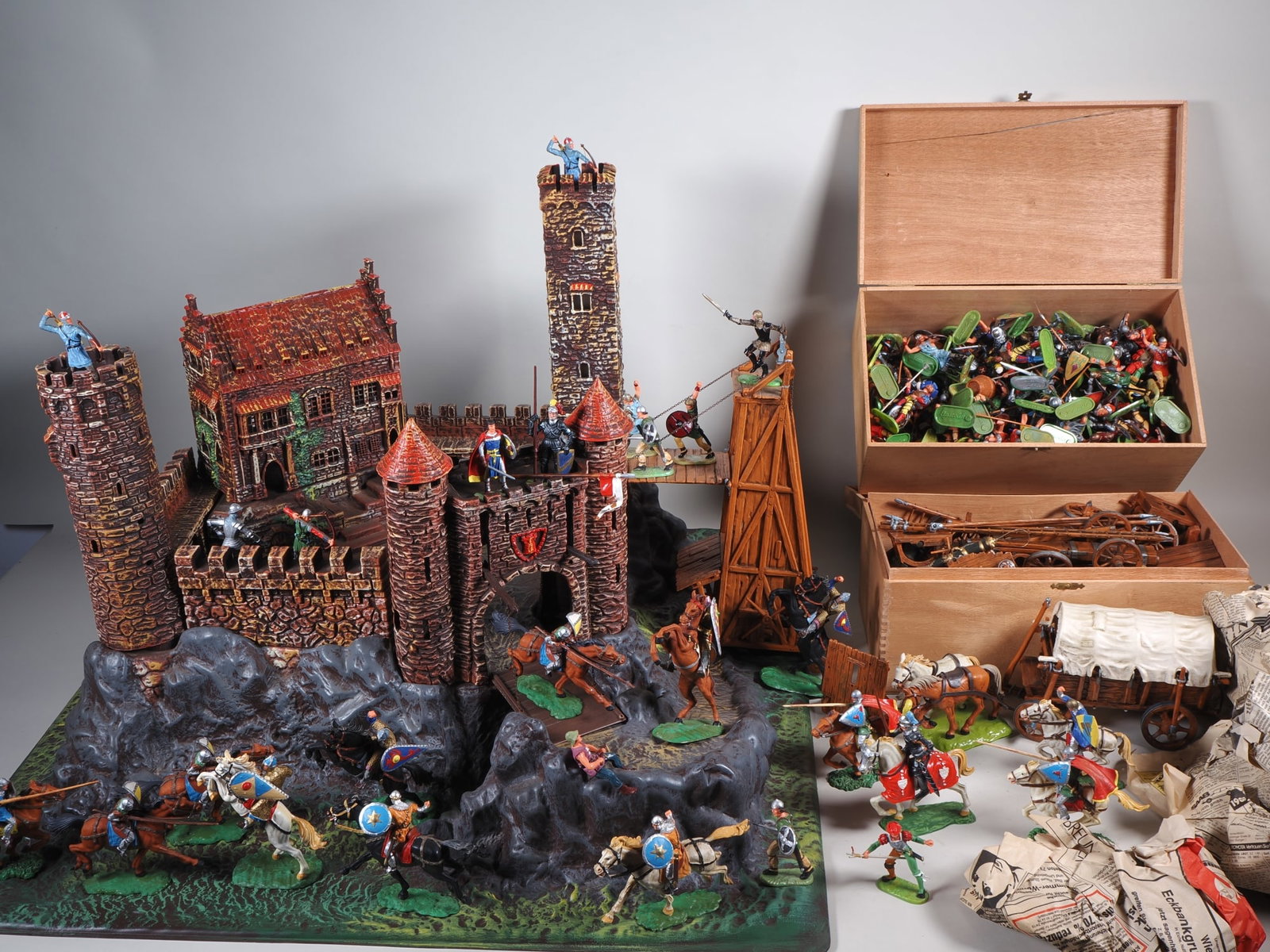Knights’ castle with figures, 1970s, probably Elastolin (1 of 7)