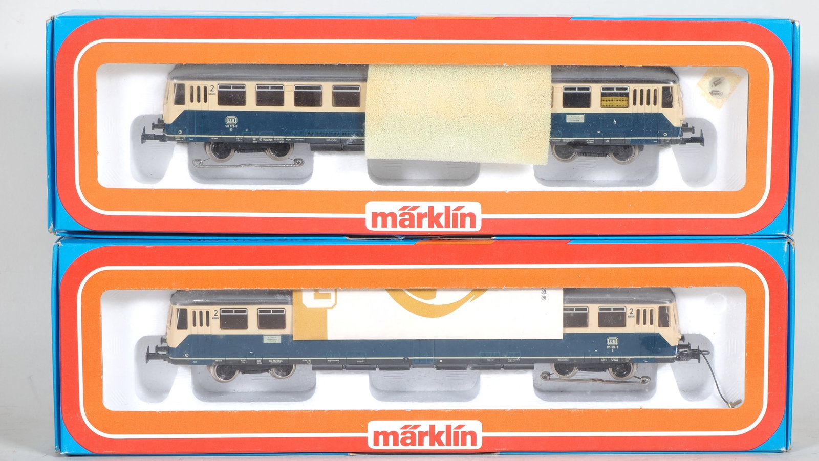 Märklin 4028 and 3028, battery railcar with trailer car (1 of 2)