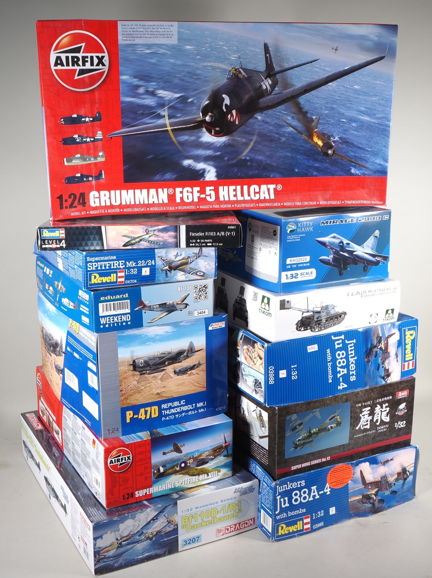 12x model kits in original packaging, WW2 aircraft models and tanks (1 of 2)