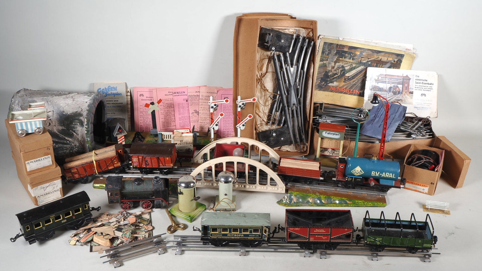 Märklin 0 gauge layout with carriages and accessories, some in original packaging, circa 1940 (1 of 6)
