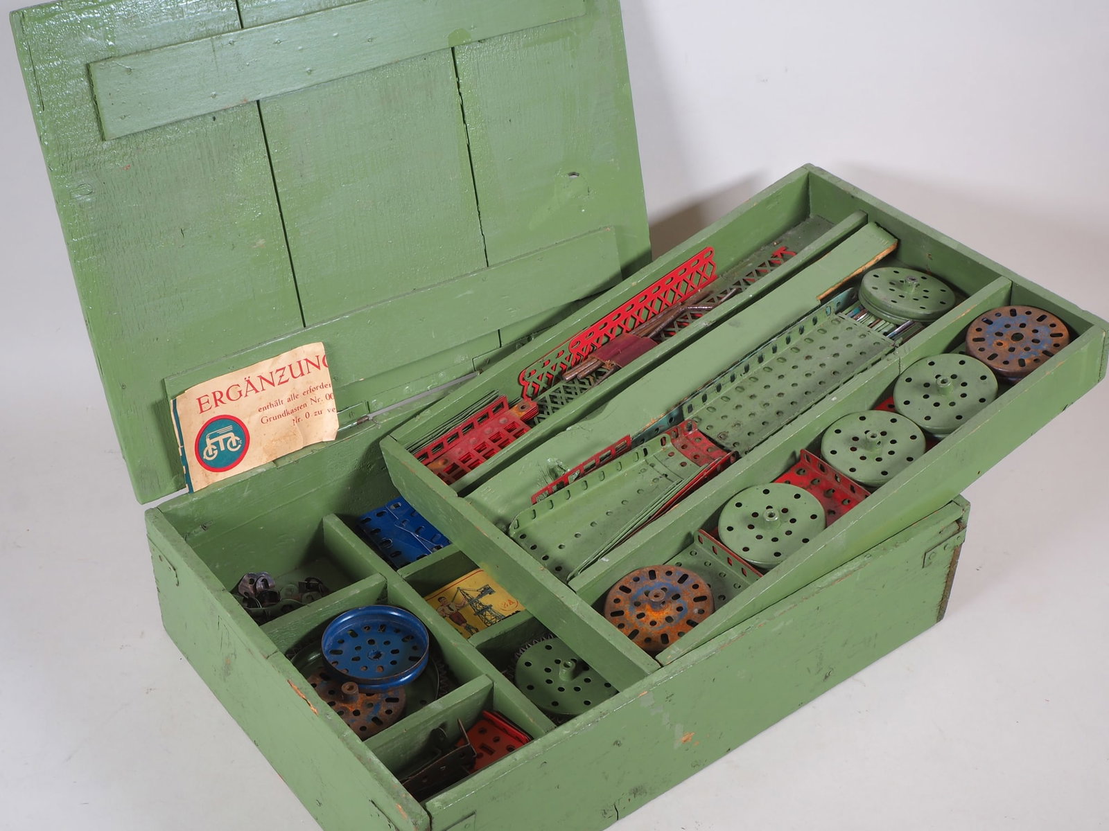 Märklin metal building set in wooden box, 1930s (1 of 2)