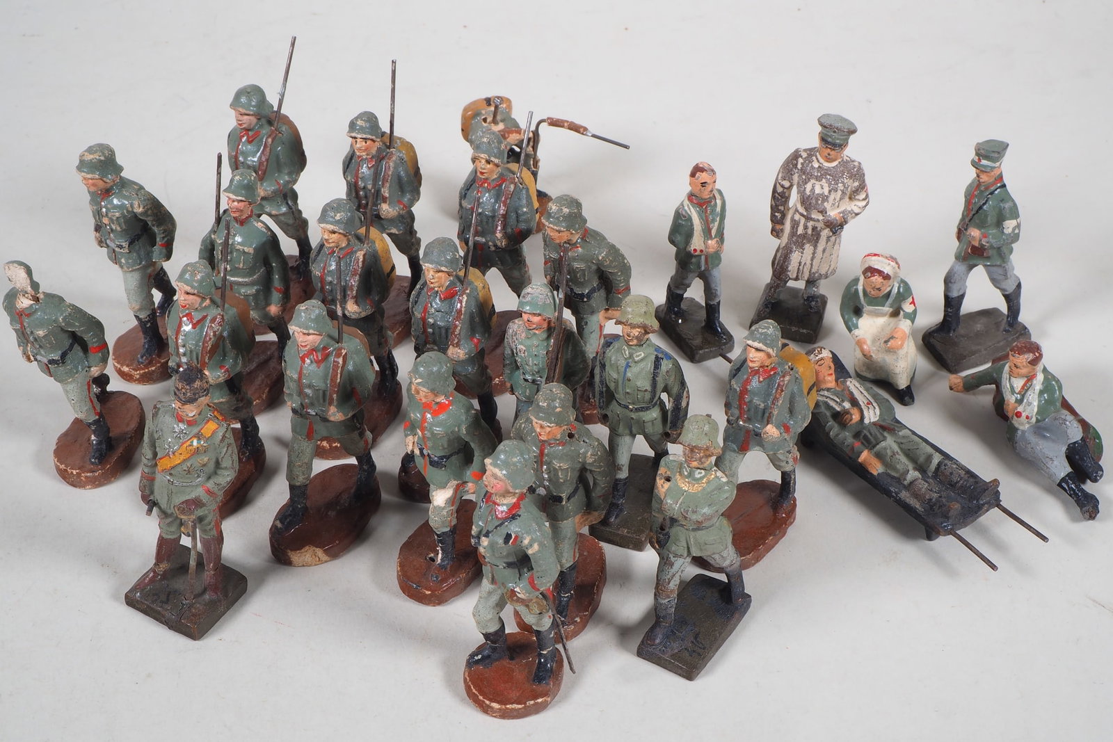 Set of Wehrmacht mass figures, marching soldiers, medics, Hindenburg, 26 pieces. (1 of 1)