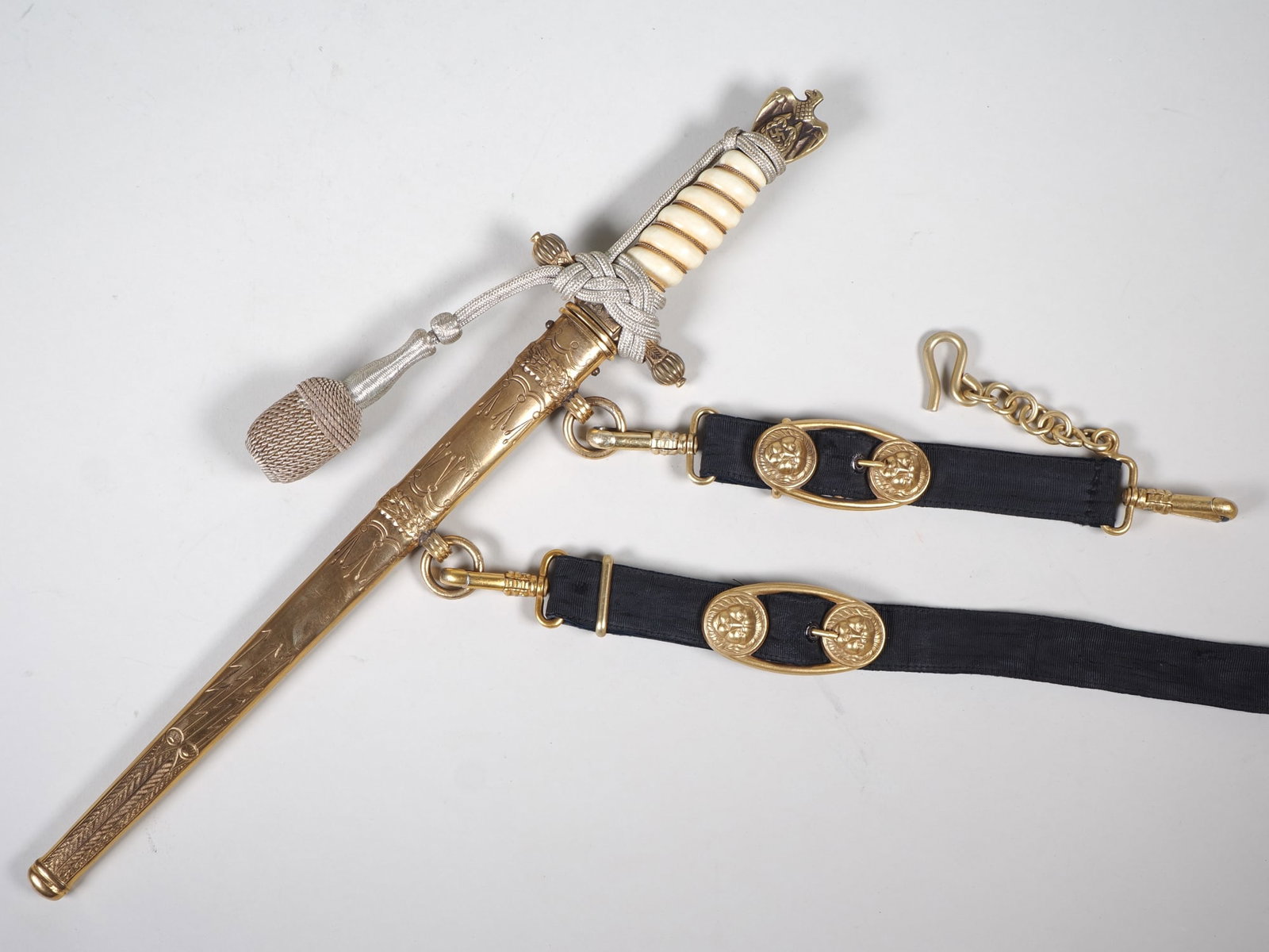 Kriegsmarine dagger for officers with hilt and portepee, E. & F. Hörster, Solingen (1 of 10)