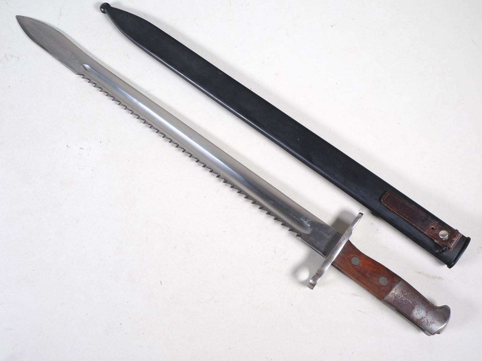 Swiss pioneer bayonet M 1914 with sawback (1 of 5)