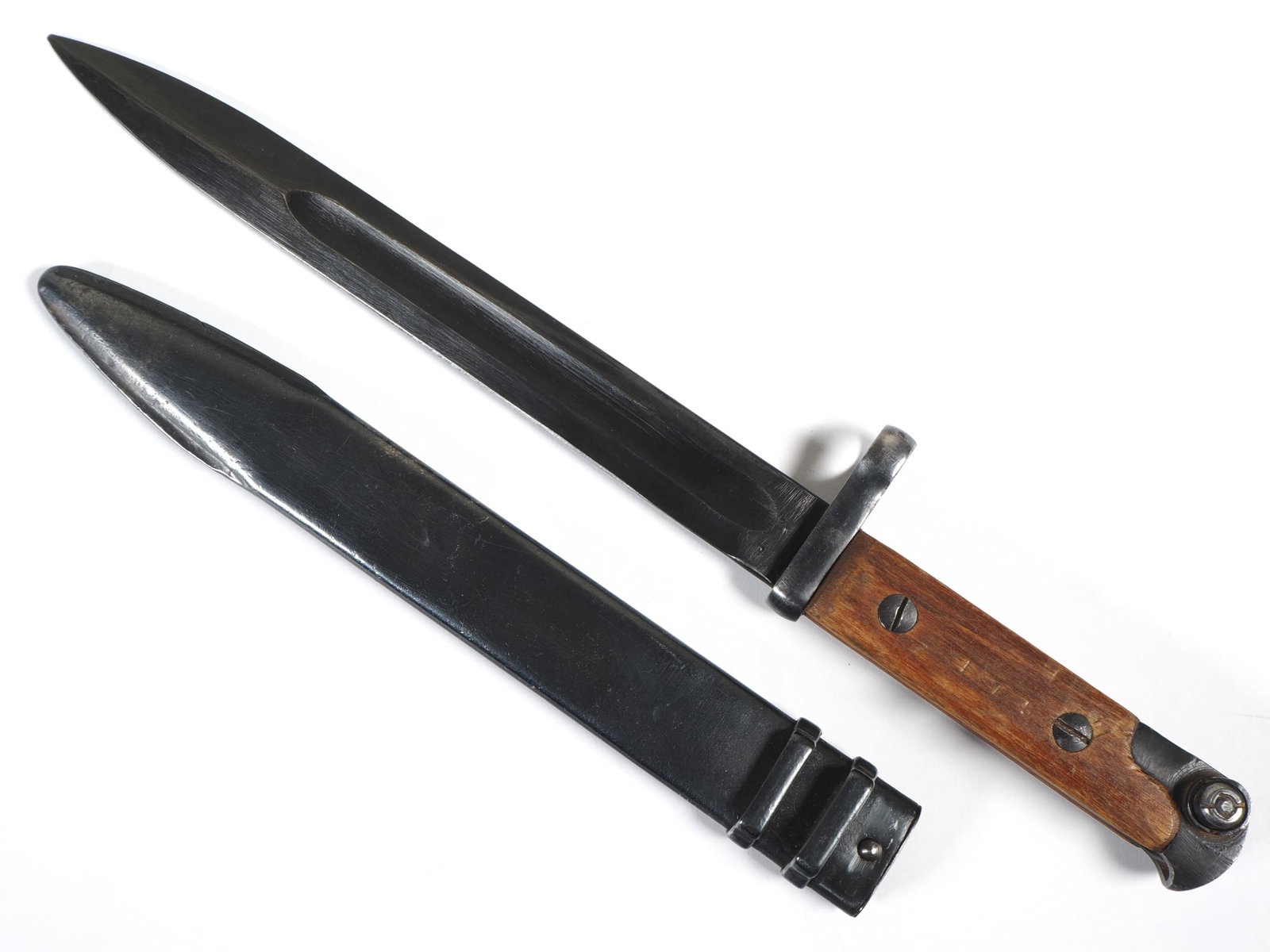 Russia / USSR: Bayonet Tokarev 1940: Russia / USSR: Bayonet Tokarev 1940Rare bayonet for soviet Tokarev self-loading rifle SVT 40. Single-edged knife blade with fullers on both sides, ricasso stamped. Wooden grip panels screwed together