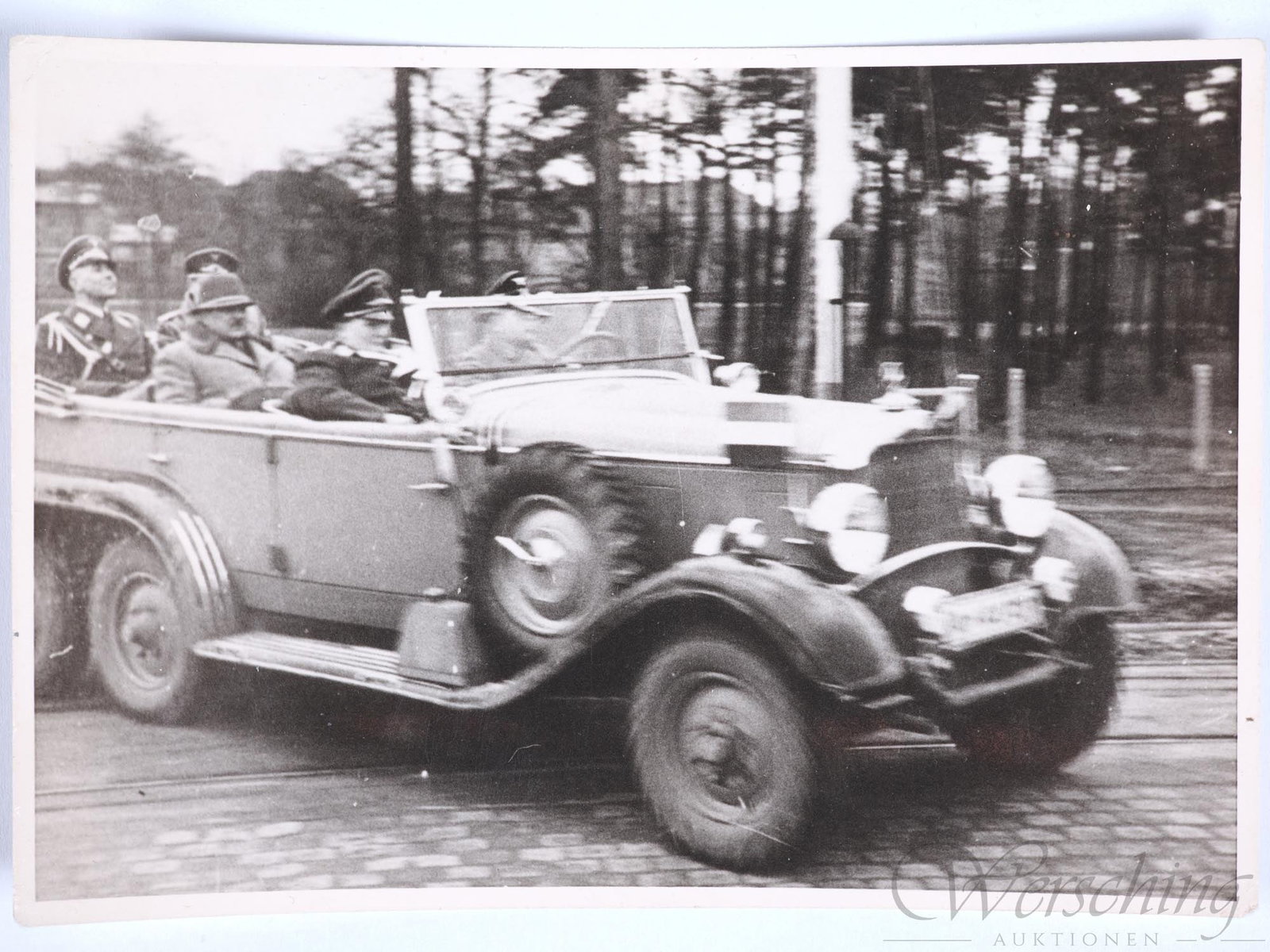 Single photo of Hermann Göring with Hitler? and officers in a Mercedes-Benz G4: Single photo of Hermann Göring with Hitler? and officers in a Mercedes-Benz G4Original black-and-white photo showing the three-axle Mercedes-Benz G4 (W31) with high-ranking Nazi dignitaries. Reich Ma