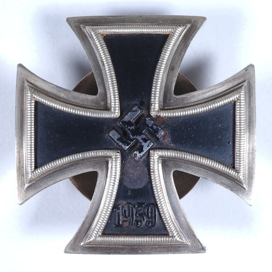 Iron Cross 1st Class 1939, two-piece screwback version, Juncker: Iron Cross 1st Class 1939, two-piece screwback version, JunckerThird Reich award, EK1, domed multi-piece piece, blackened iron core - magnetic. Swastika intact with paint abrasion, on the reverse side