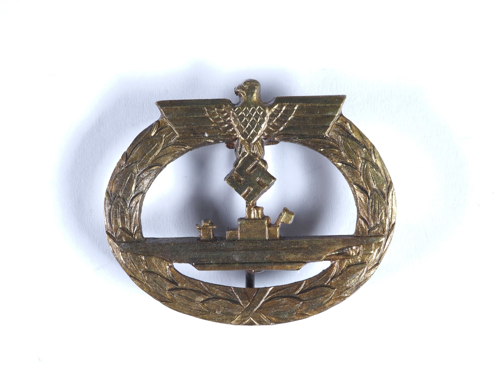 Submarine War Badge 1939, "ÜÜ" Wiedmann: Submarine War Badge 1939, "ÜÜ" Wiedmann Metal, non-magnetic, gold-plated. Intact HK. Vertical pin. Manufacturer's stamp "ÜÜ" for Wiedmann on the bottom. Width 48.5 mm. Weight 18.6 g.