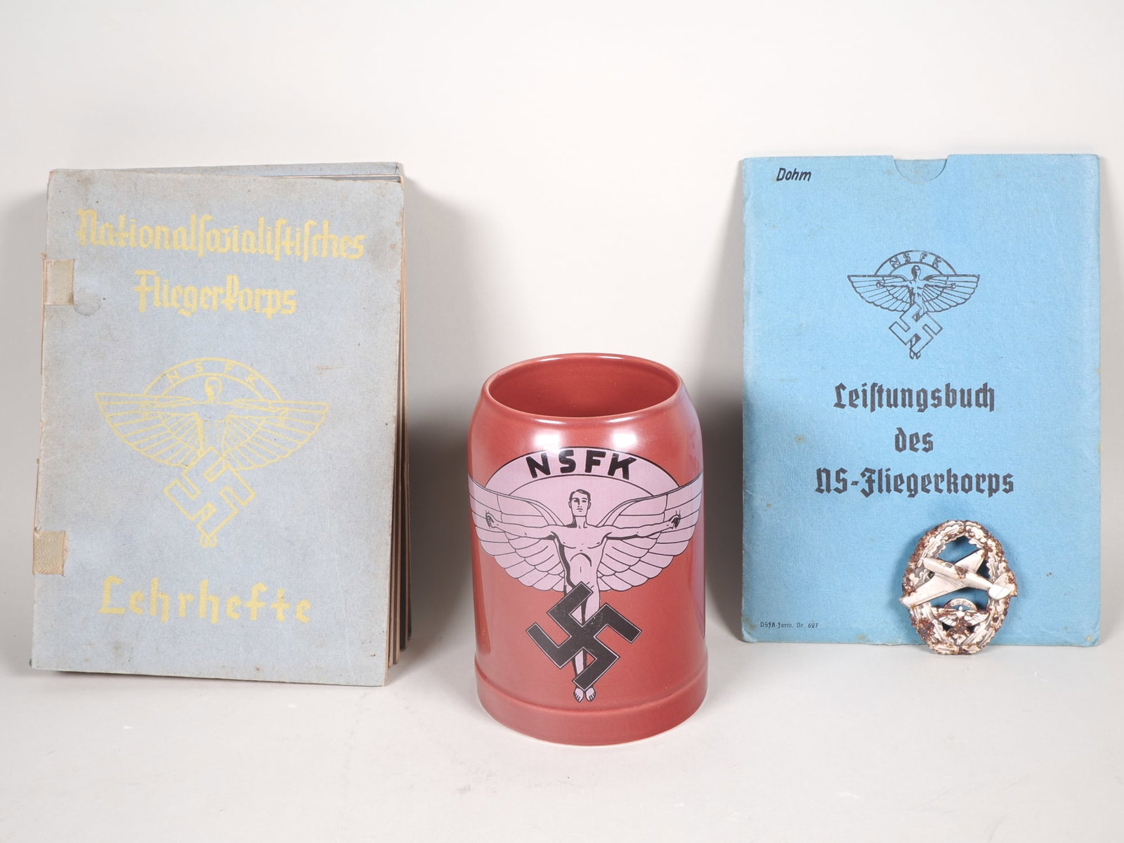 NSFK estate with badge for motor aircraft pilots, mug and ID card for squad leaders (1 of 13)