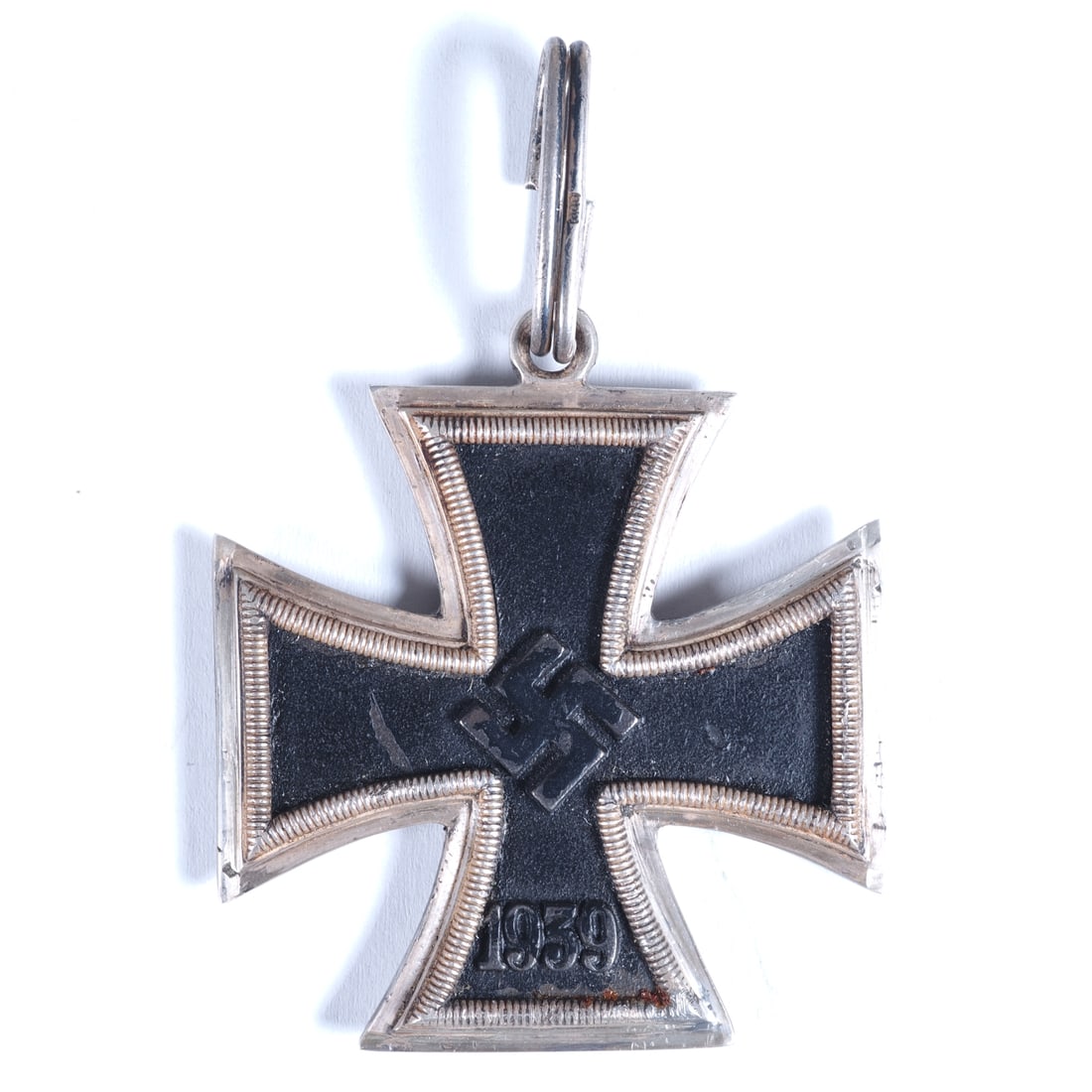 Knight's Cross of the Iron Cross 1939, early post war piece: Knight's Cross of the Iron Cross 1939, early post war pieceThree-piece construction with magnetic iron core, early post-war piece, frame and ribbon ring stamped "800", some colour abrasion on the core