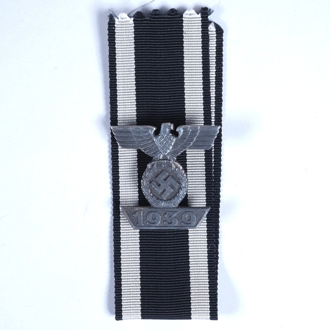 1939 Clasp to the Iron Cross 2nd Class 1914 - Alois Rettenmeyer: 1939 Clasp to the Iron Cross 2nd Class 1914 - Alois RettenmeyerSilver-plated fine zinc, 4 split pins, all intact, with ribbon. Unmarked but known to be manufactured by the firm "Alois Rettenmeyer, Sch