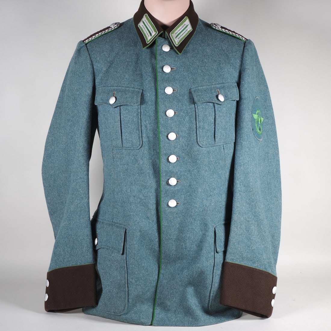 3rd Reich police Schutzpolizei service uniform for sergeant: 3rd Reich police Schutzpolizei service uniform for sergeantOriginal Schutzpolizei service coat for a sergeant, green police cloth, brown collar and cuffs with green piping, sewn-in epaulettes, machine