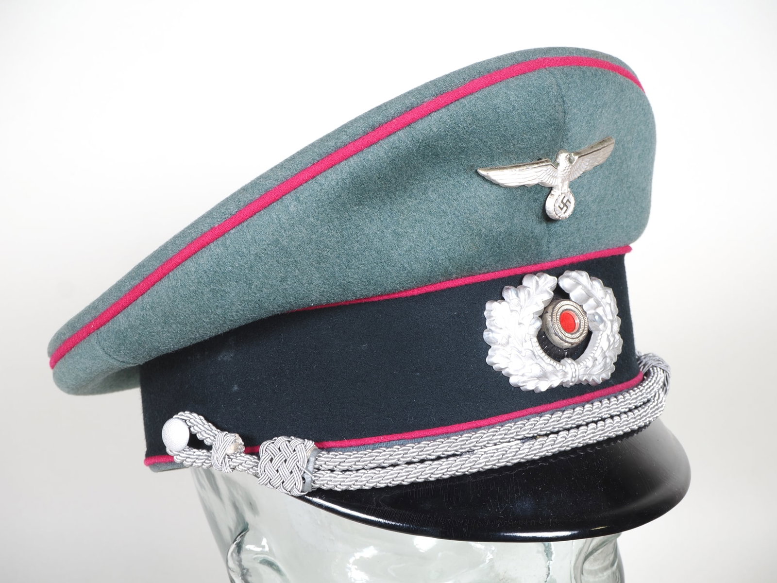 Claus Schenk Graf von Stauffenberg: Original Wehrmacht General Staff peaked cap: Claus Schenk Graf von Stauffenberg: Original Wehrmacht General Staff peaked capPersonal officer’s peaked cap belonging to Claus Schenk Graf von Stauffenberg. A very fine, original and rare peaked ca