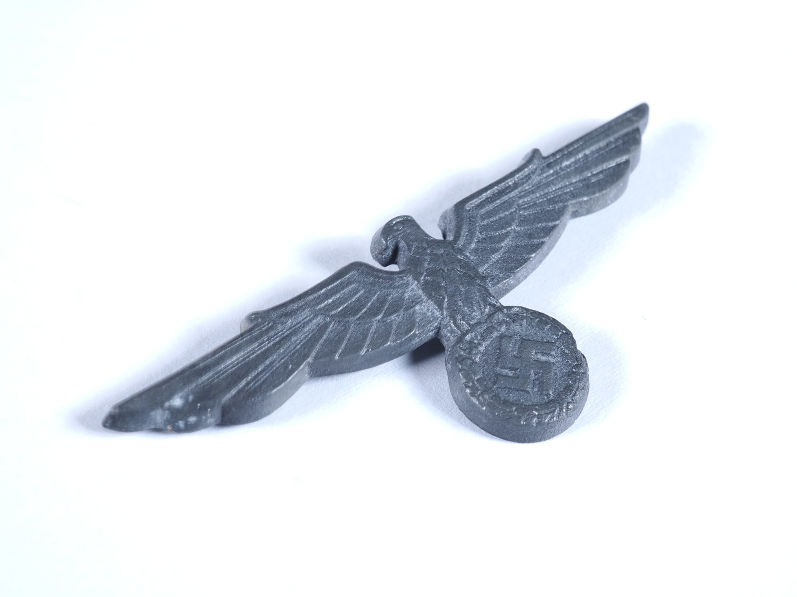Rare Cap eagle of the Railway Police, 1939: Rare Cap eagle of the Railway Police, 1939Rare original cap badge for caps of the Railway Police, made of fine zinc, both pins intact on the back. Width: 62.5 mm. Weight: 4.1 g.
