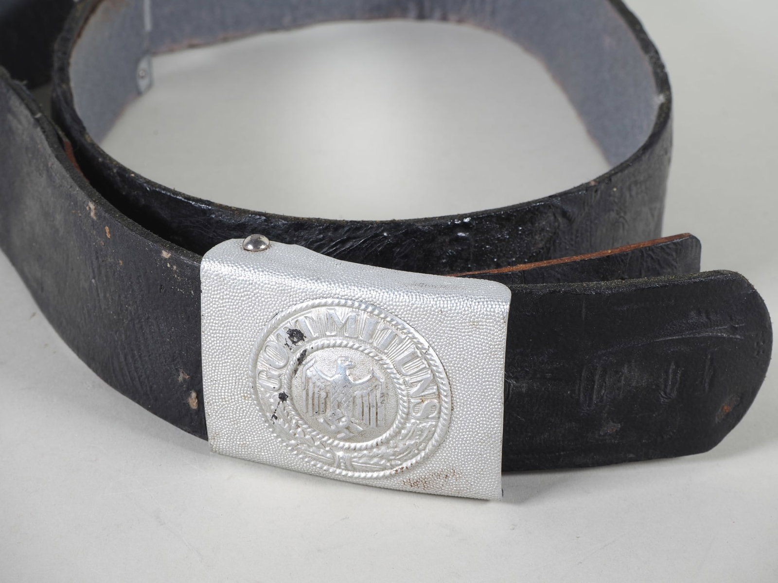 Wehrmacht parade belt buckle with lacquered leather strap "E": Wehrmacht parade belt buckle with lacquered leather strap "E"Aluminium belt buckle with intact riveted imperial eagle and intact swastika as well as motto "GOTT MIT UNS" (God with us), matching patent