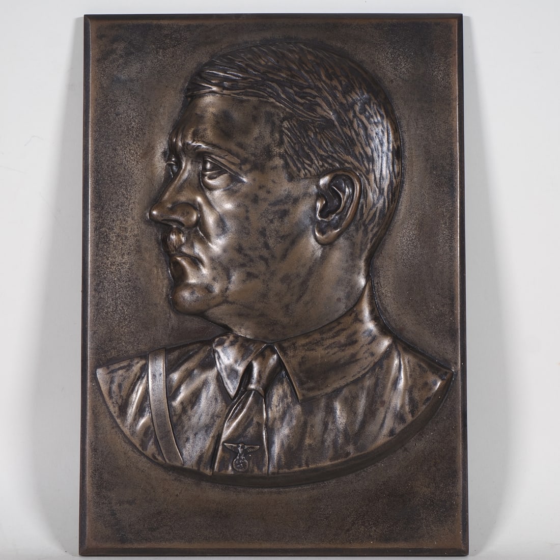 Large iron wall relief of Adolf Hitler, circa 1930: Large iron wall relief of Adolf Hitler, circa 1930Rather rare early version from around 1930, bronze-coloured patina, eyelet on the back for hanging, very good condition, 33.5 x 24 cm. Height approx.