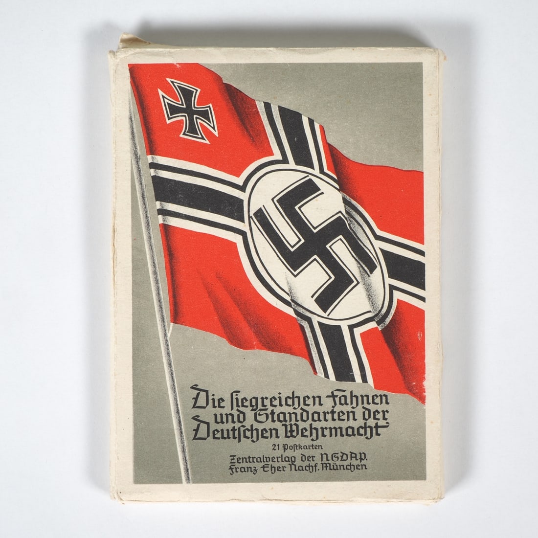 The victorious flags and standards of the German Wehrmacht, 21 postcards in original cardboard box: The victorious flags and standards of the German Wehrmacht, 21 postcards in original cardboard boxRare postcard series "The victorious flags and standards of the German Wehrmacht", complete set with n
