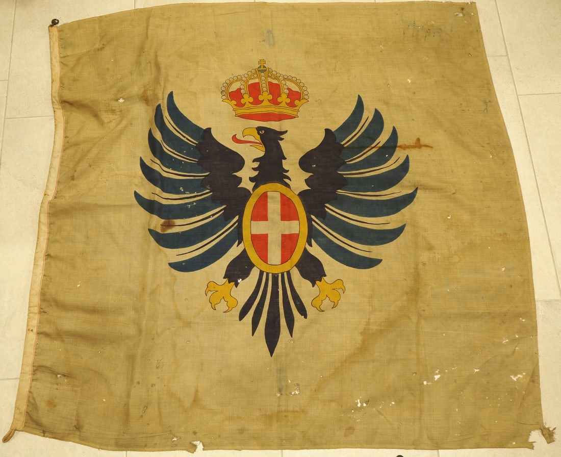 Large flag of the Kingdom of Italy, circa 1910, probably for ships of the Lloyd Sabaudo: Large flag of the Kingdom of Italy, circa 1910, probably for ships of the Lloyd SabaudoLarge flag, with the royal Italian eagle and red coat of arms with white cross on both sides, edged on the sides