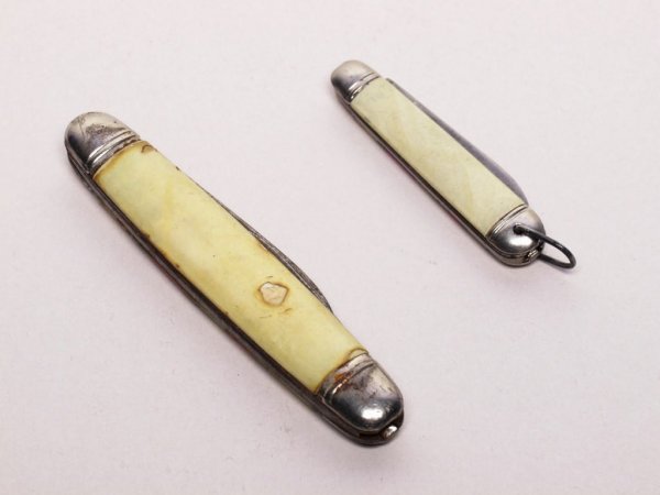 2 Queen Elizabeth II Pocket Knives - 2