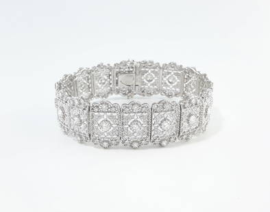 Exquisite 18K White Gold Diamond Bracelet: Exquisite 18K White Gold Diamond BraceletAdd timeless elegance to your jewelry collection with this stunning 18K white gold diamond bracelet. Expertly crafted, this bracelet features 5.26 carats