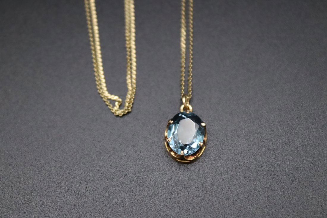 14k Gold Alexandrite Necklace: Gorgeous 14K gold necklace. Stone is Sold as Synthetic Alexandrite. 14k gold . Total weight: 3.25grams.