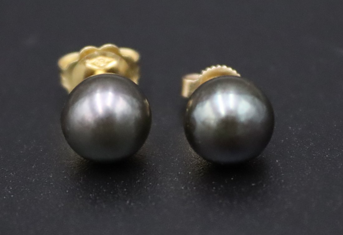 14K Tahitian Pearl Earrings: 14K Tahitian Pearl Earrings. 8.09mm size of each pearl. Natural pearl. 14k gold setting.