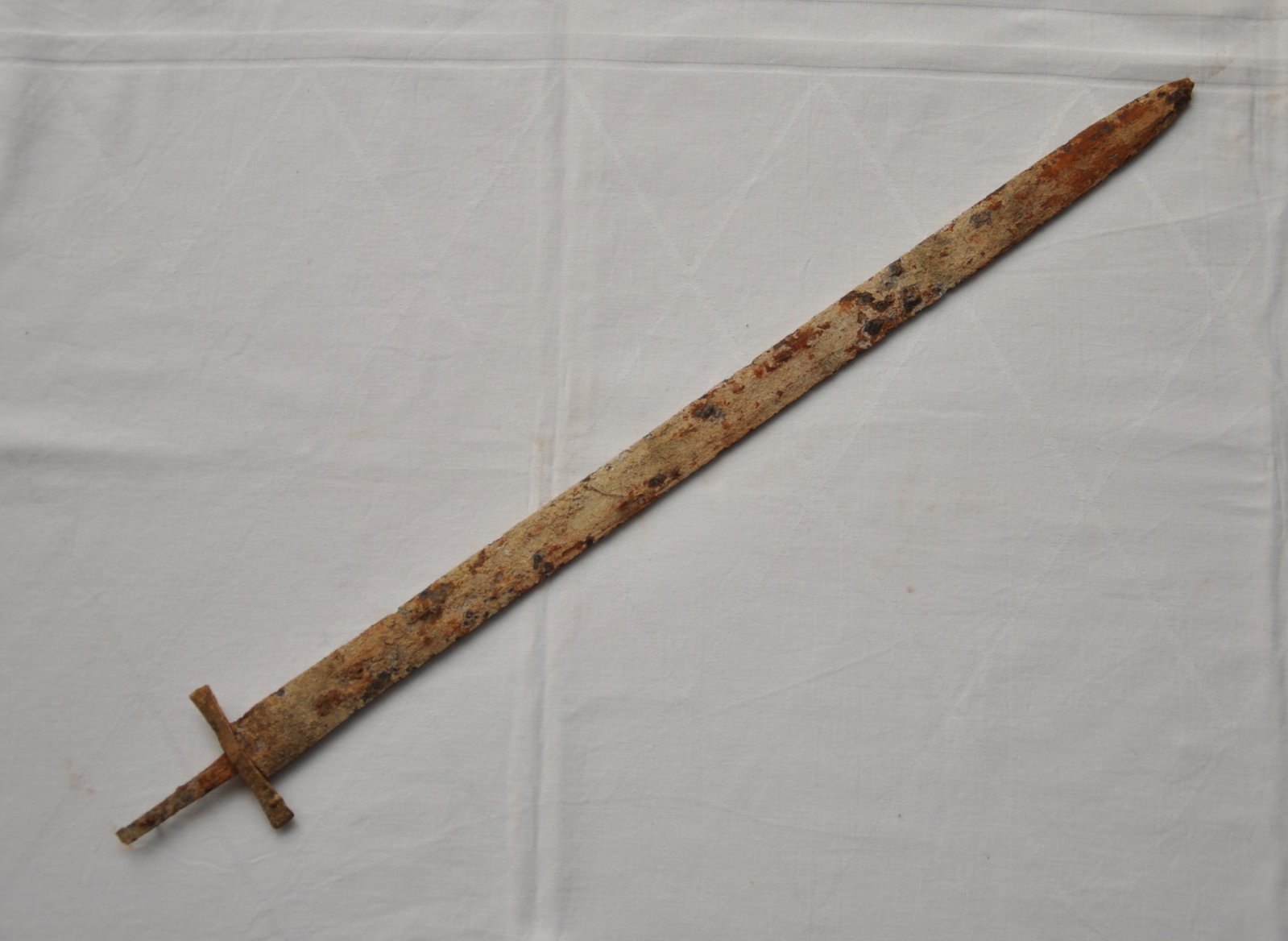 VIKINGs sword CARLOVINGIAN type 28 inch: Vikings sword - CARLOVINGIAN type 71 cm 28 inches 3th AD Original. Without any coating. Measurements: 3-4cm wide Vikingerschwert aus der Ã„ra, Karl des GroÃŸen 71 cm 3.JH AD Original. Ohne Konser