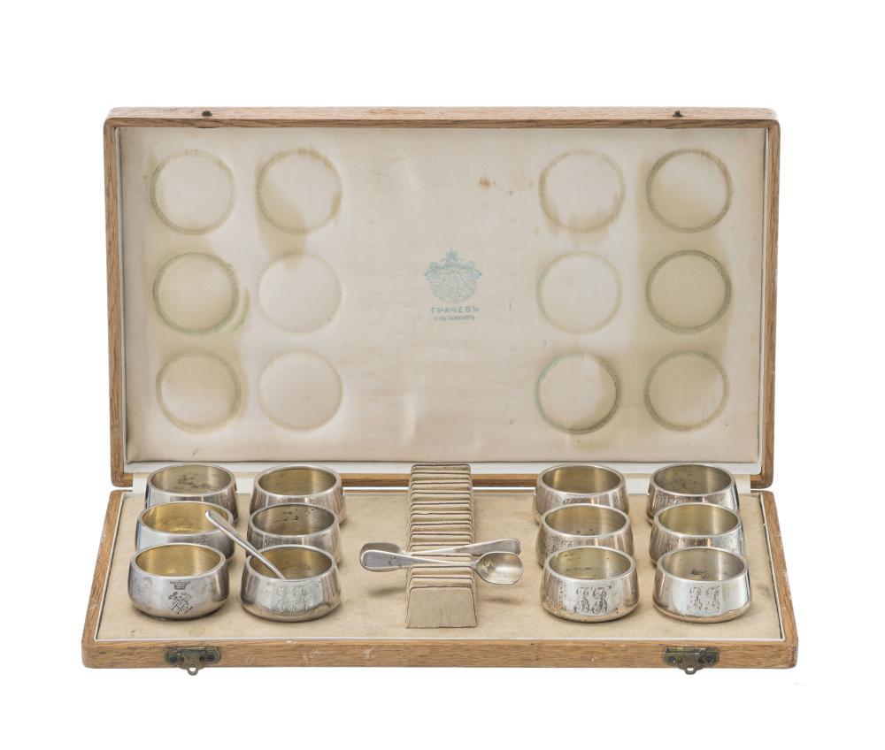 12 salerons en argent, Russie fin XIXe s ., avec 3: 12 salerons en argent, Russie fin XIXe s ., avec 3 pelles à sel, écrin Grachev 12 salerons en argent, Russie fin XIXe s., avec 3 pelles à sel, écrin Grachev, St Pétersbourg, c