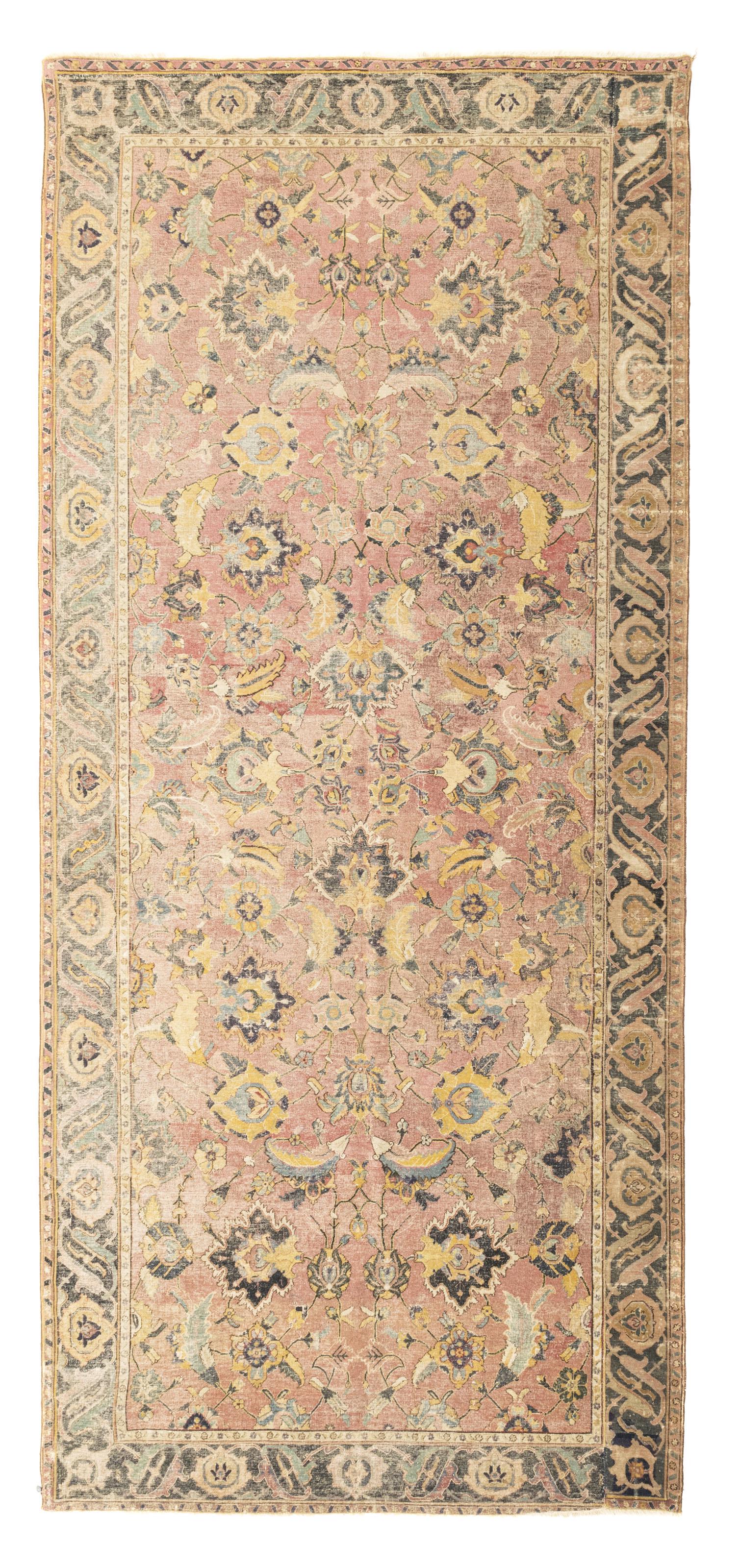 Tapis Safavid, Ispahan, Iran, fin du XVIIe s., à champ central rose orné de grandes fleurs (1 of 1)