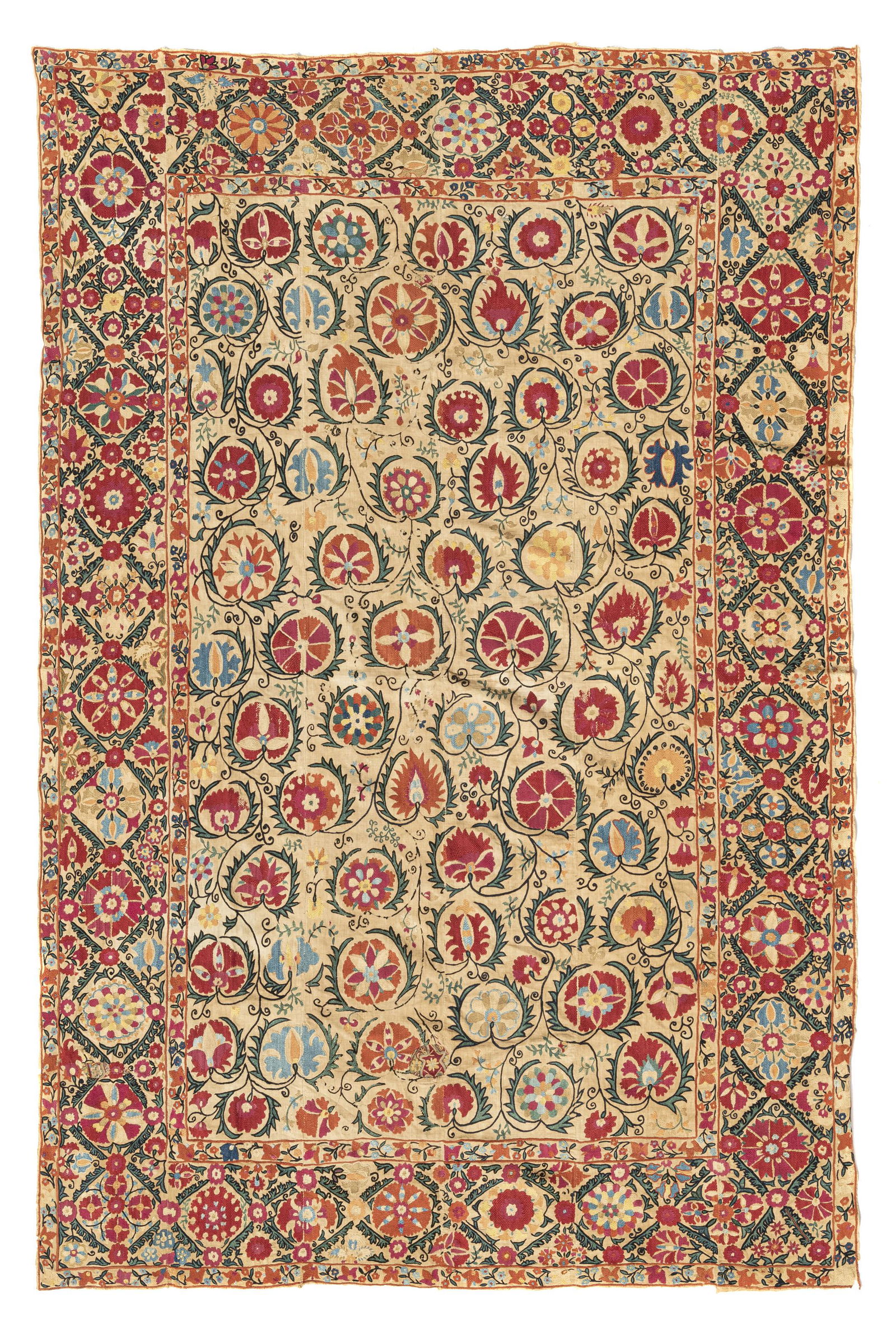 Broderie Suzani en soie sur lin, Ouzbékistan, fin XIXe s., à décor de fleurs et de (1 of 1)