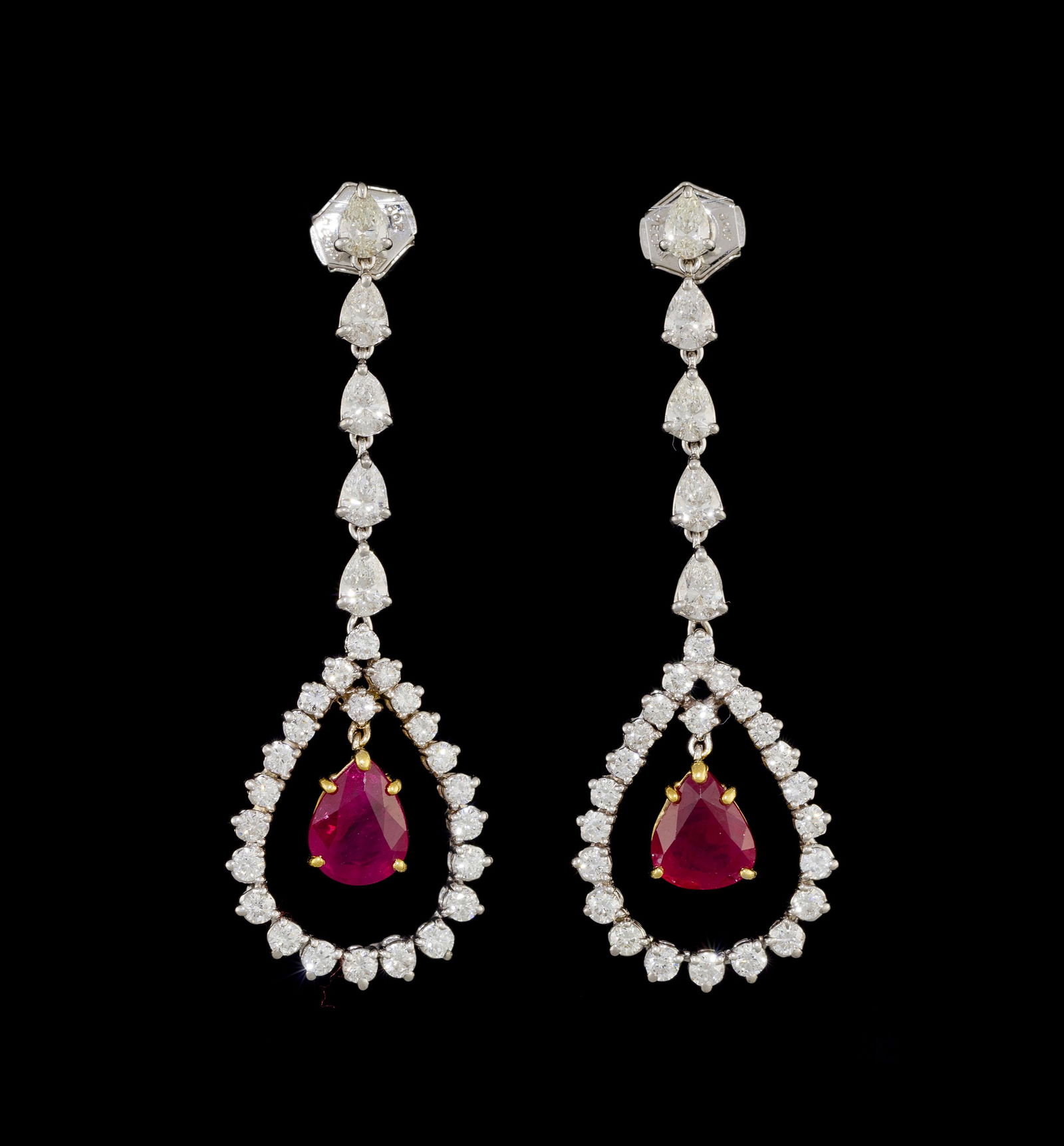 Paire de pendants d'oreilles 2 ors 750 composés d'une lignes de diamants taille poire retenant (1 of 4)