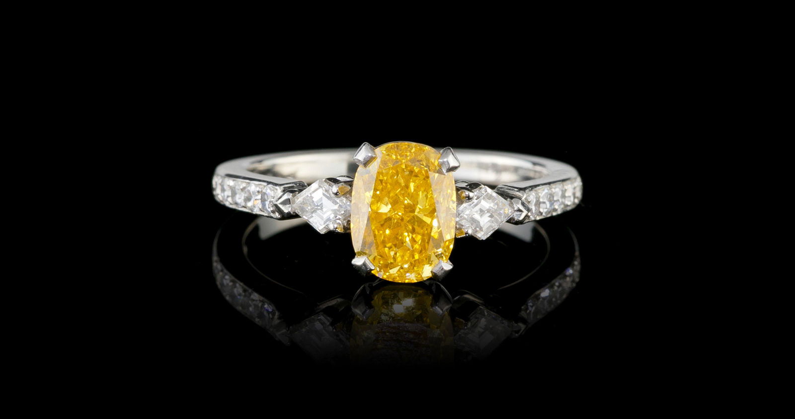 Bague platine sertie d'un diamant taille ovale de 1.54 carat Fancy Vivid Yellow-Orange selon (1 of 4)