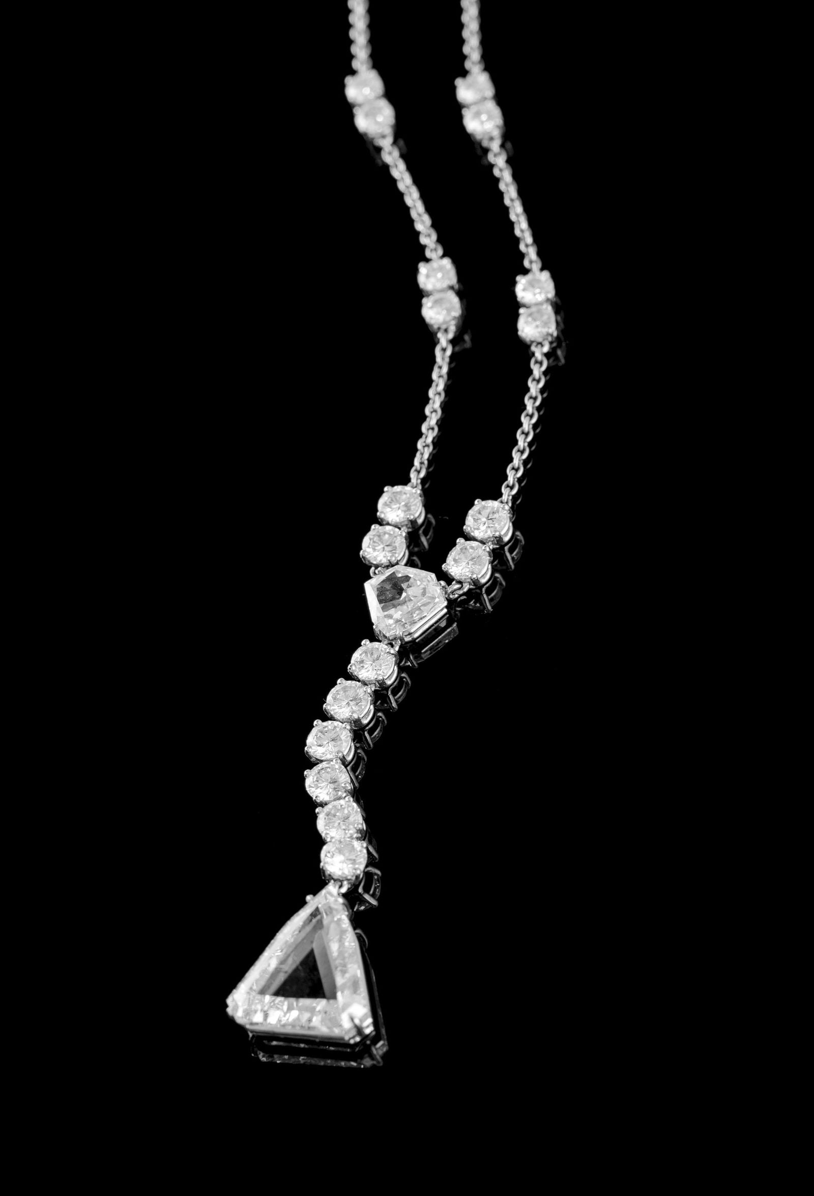 Collier platine à maille forçat serti de diamants taille brillant et retenant 2 diamants (1 of 6)