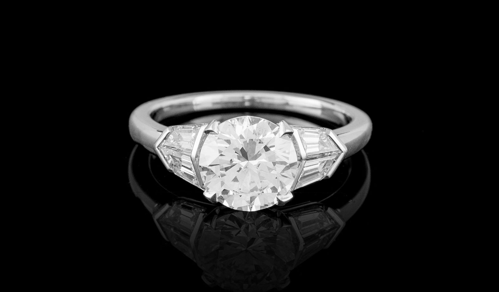 Bague platine sertie d'un diamant taille brillant de 1.686 carat, F, VS1 selon rapport SSEF n° (1 of 4)