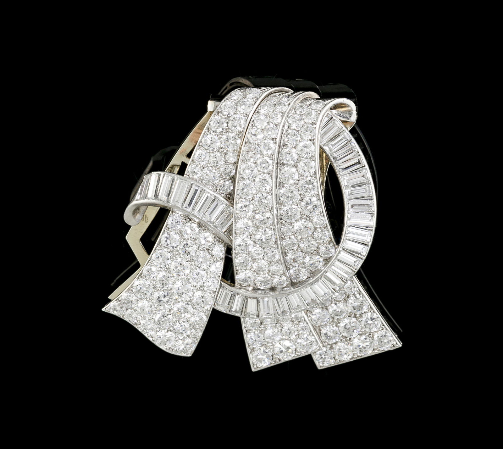 Broche double-clips années 1930 platine et or gris 750 à motif de rubans pavés de (1 of 4)