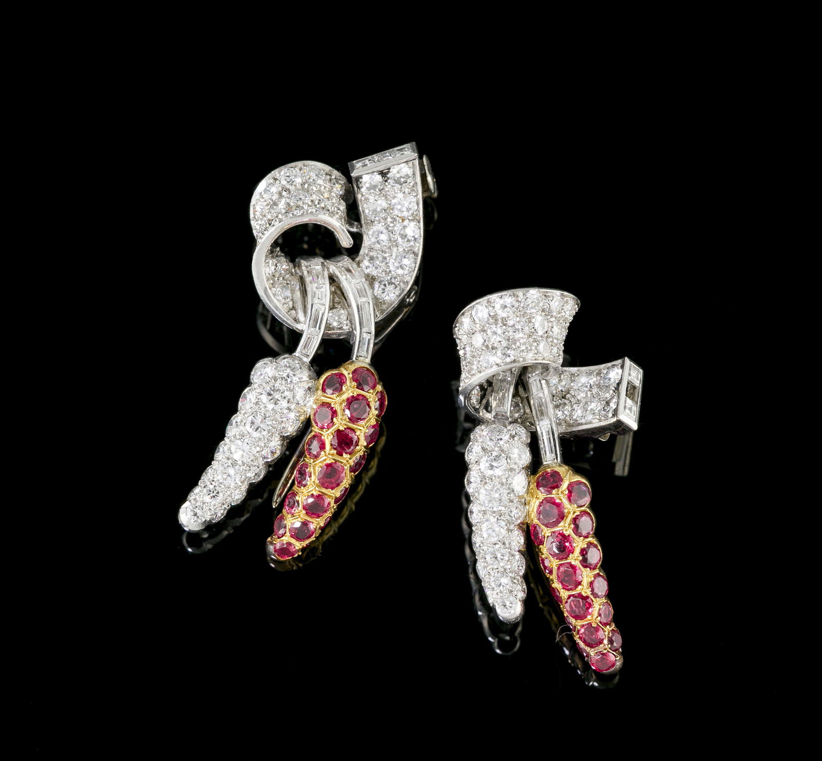 Paire de broches piments années 1940 platine et 2 ors pavées de rubis et de diamants de (1 of 5)