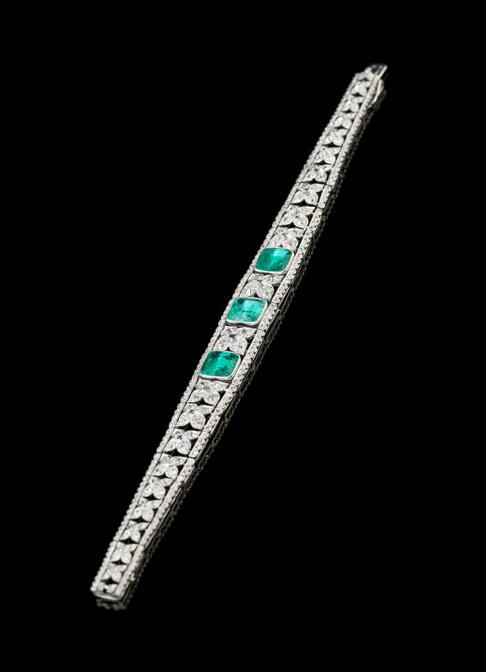 Bracelet Belle Epoque platine ajouré à motif de fleures bordées de lignes (1 of 5)