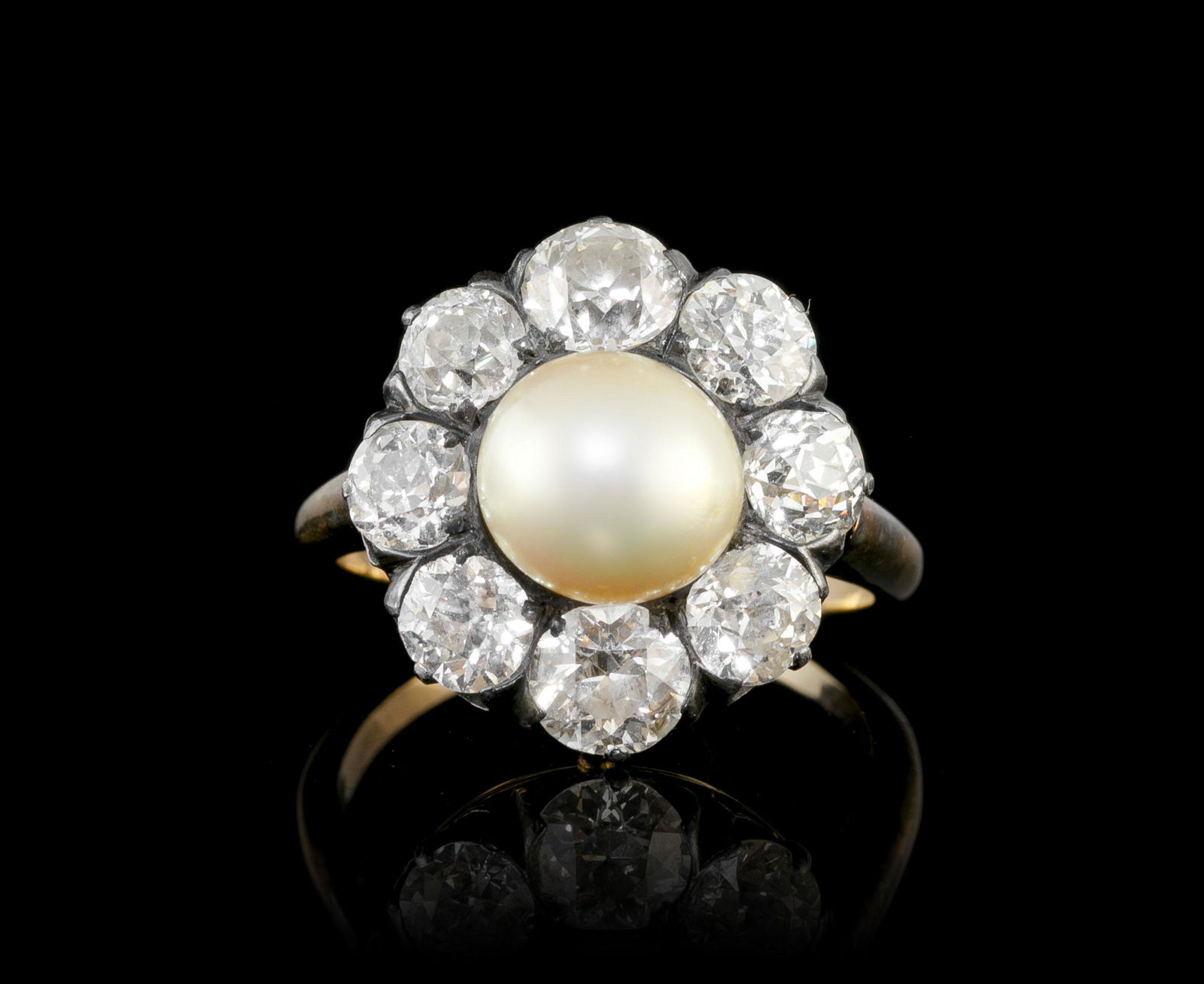 Bague fin XIXe s., or et argent ornée d'une perle bouton naturelle d'eau de mer selon le (1 of 4)