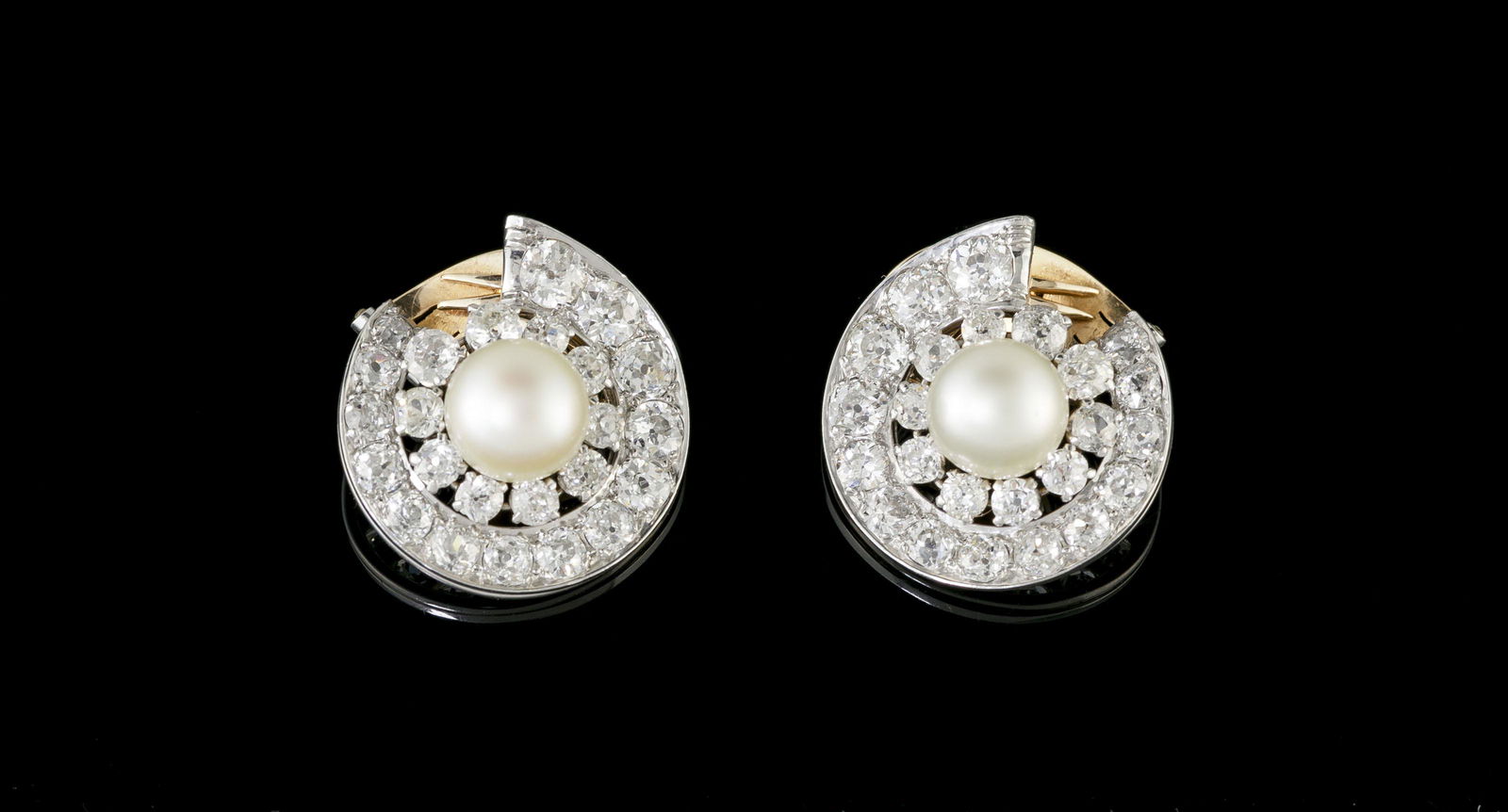 Paire de clips d'oreilles années 1940-50 platine et or rose ornés de perles blanches (non (1 of 4)