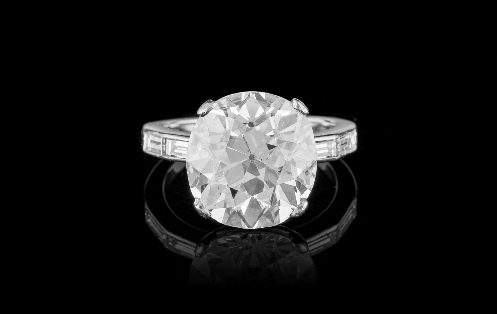 Cartier, bague platine sertie d'un diamant taille coussin ancienne (7.5 cts) épaulé de (1 of 5)